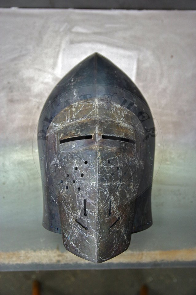 Klappvisier bascinet with keyhole visor, c. 1390-1410. Source: bascinet Wallace Collection A74, London; visor Museo Stibbert, Florence. Skull raised from two halves of 2 mm high quality mild steel, heat hardened and tempered up to 34 HRC. Visor raised from 2 mm medium carbon steel and hardened and tempered up to 42 HRC. Visor hinge made of medium carbon steel. Visor is removable. Weight 3,320 kg. /Klappvisier wzorowany na hemie z Wallace Collection A74 oraz zasonie z Museo Stibbert, datowany na 1380-1410. Dzwon wykuty z dwch powek 2 mm wysokiej jakoci stali niskowglowej, hartowany i odpuszczany do 34 HRC. Zasona wykuta z 2 mm stali redniowglowej, hartowana i odpuszczana do 42 HRC. Zawias zasony wykonany ze stali redniowglowej. Zasona jest zdejmowana. Waga 3,320 kg.